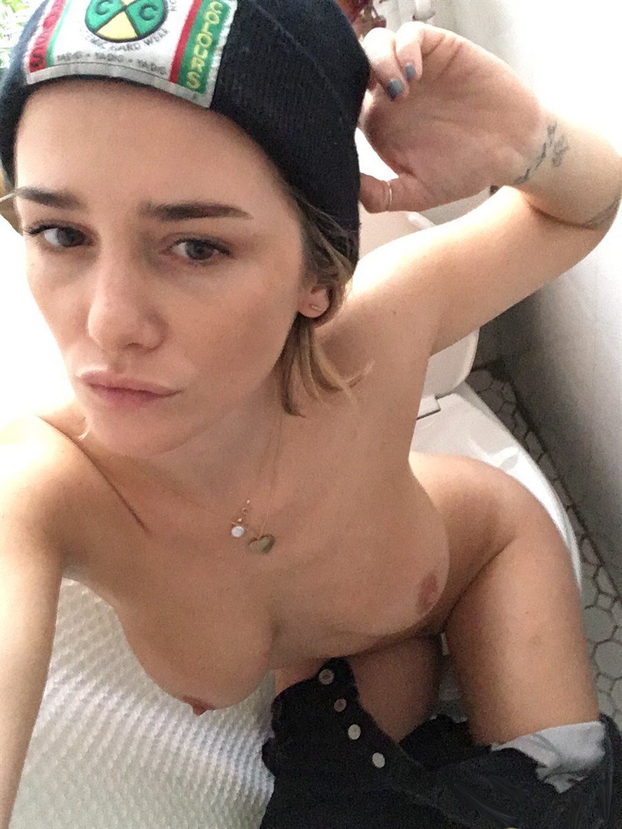 Addison Timlin And Dakota Johnson’s Nude Lesbo Photos Leaked