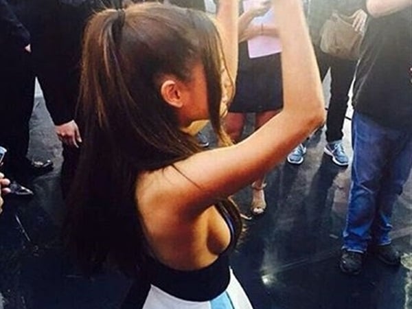 Ariana Grande side boob