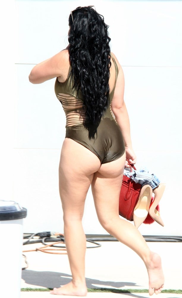 Ariel Winter’s Fat Teen Tits And Ass In A Swimsuit