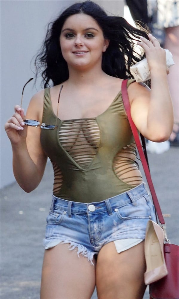 Ariel Winter’s Fat Teen Tits And Ass In A Swimsuit