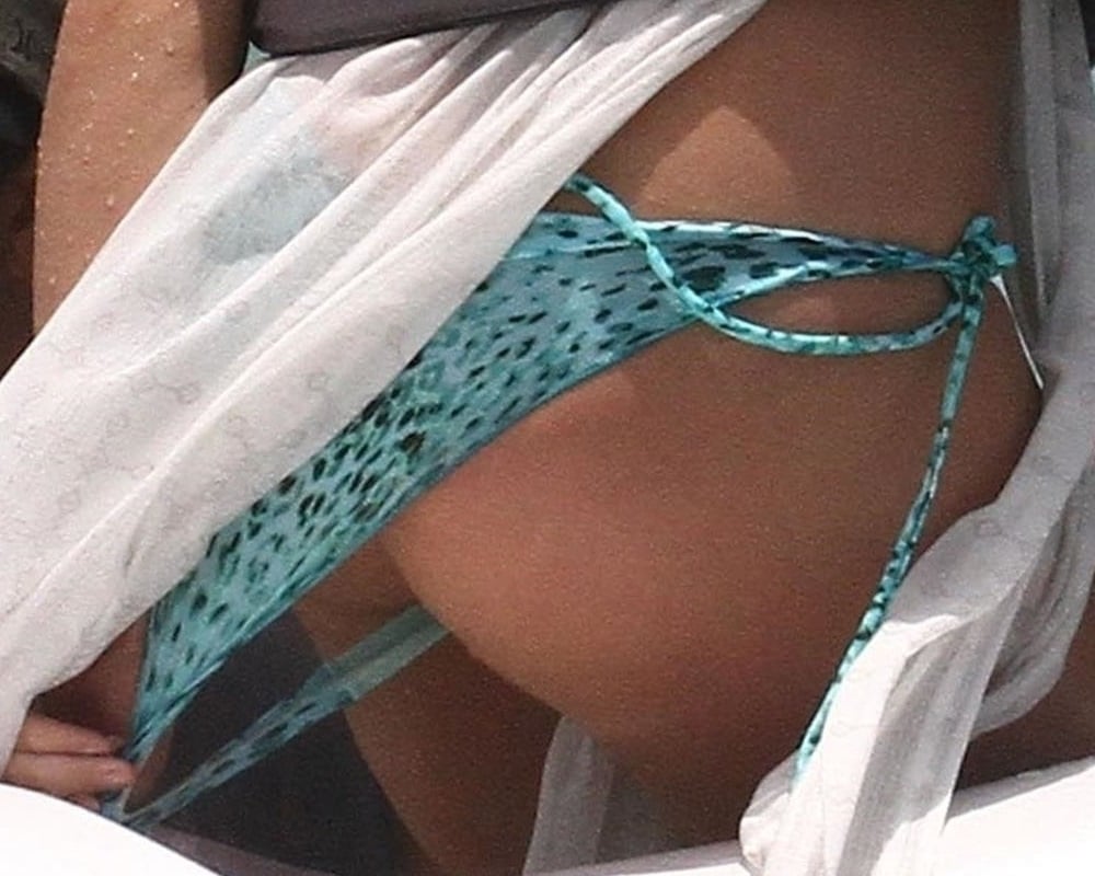 Britney Spears Airs Out Her Butthole In A Bikini
