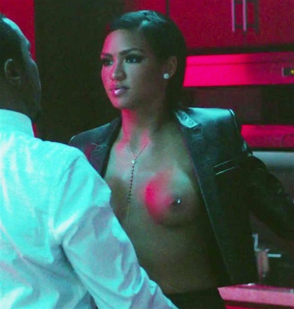 Cassie Poses Completely Naked In New Ig Photo