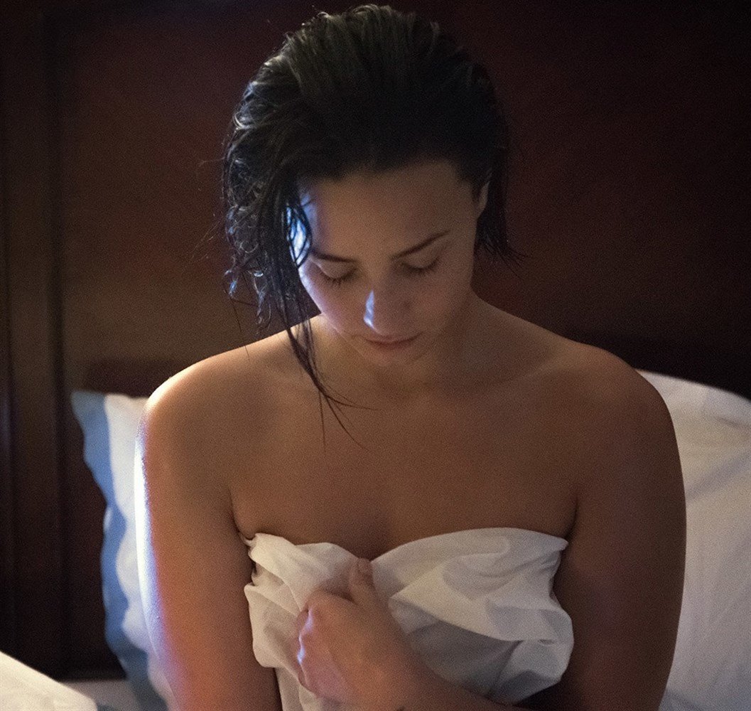 Demi Lovato Poses Completely Nude In Vanity Fair