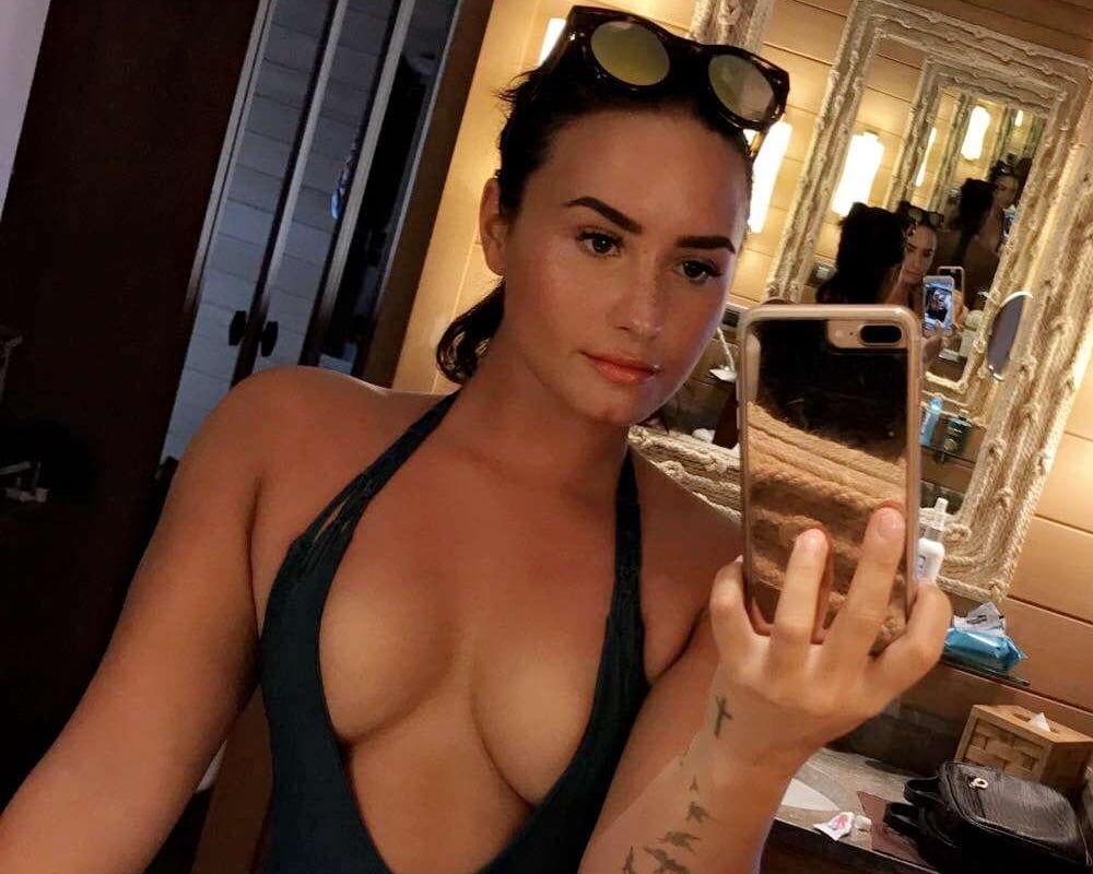 Demi Lovato boobs selfie