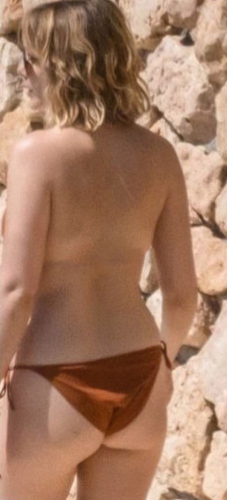 Elizabeth Olsen Topless Nudes At An Italian Resort