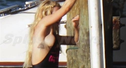 Ellie Goulding side boob