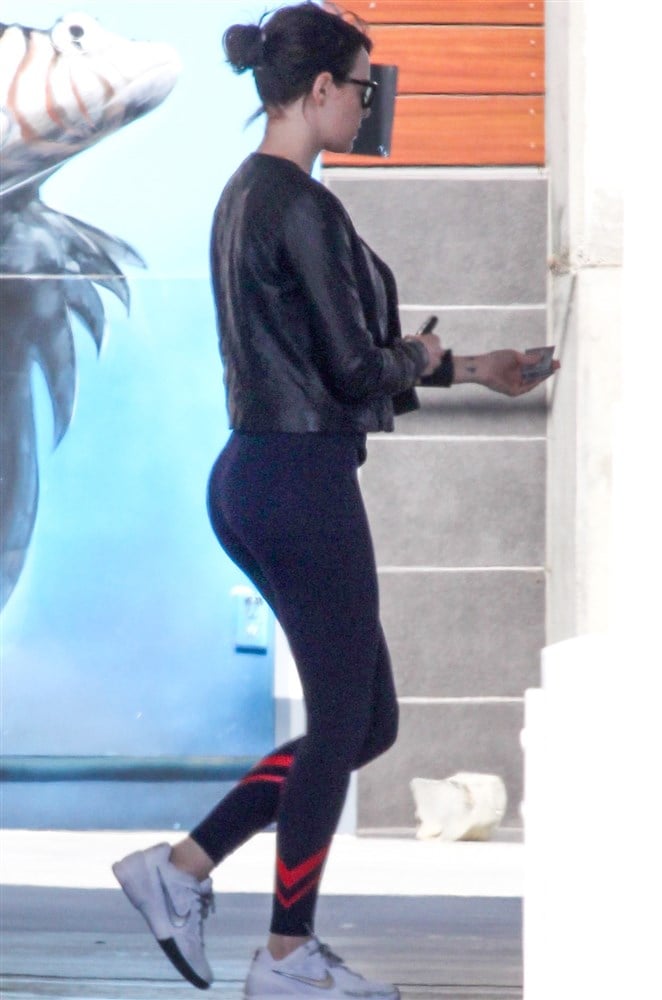 Emma Stone Out Flaunting Her Tight Ass In Spandex