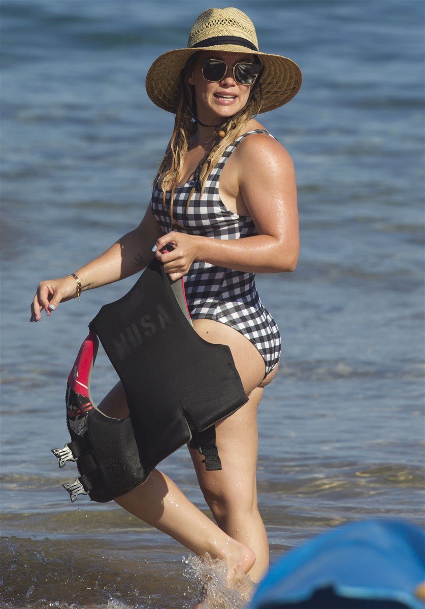 Hilary Duff’s Legendary Thick Ass In A Swimsuit