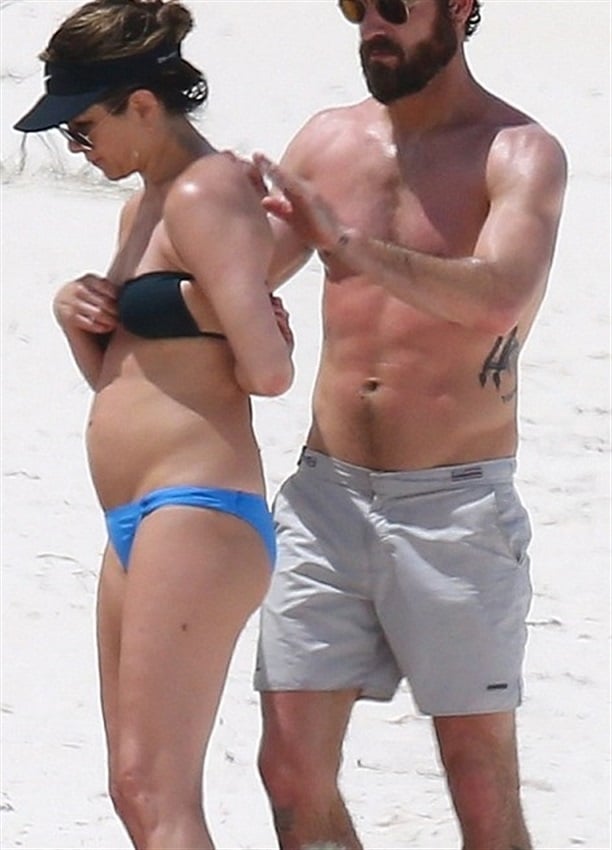 Jennifer Aniston Looking Fat In A Bikini