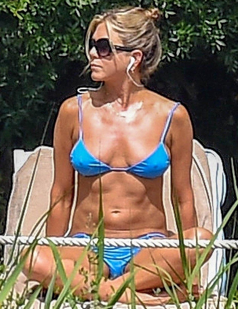 Jennifer Aniston Nude Sunbathing Candids Released