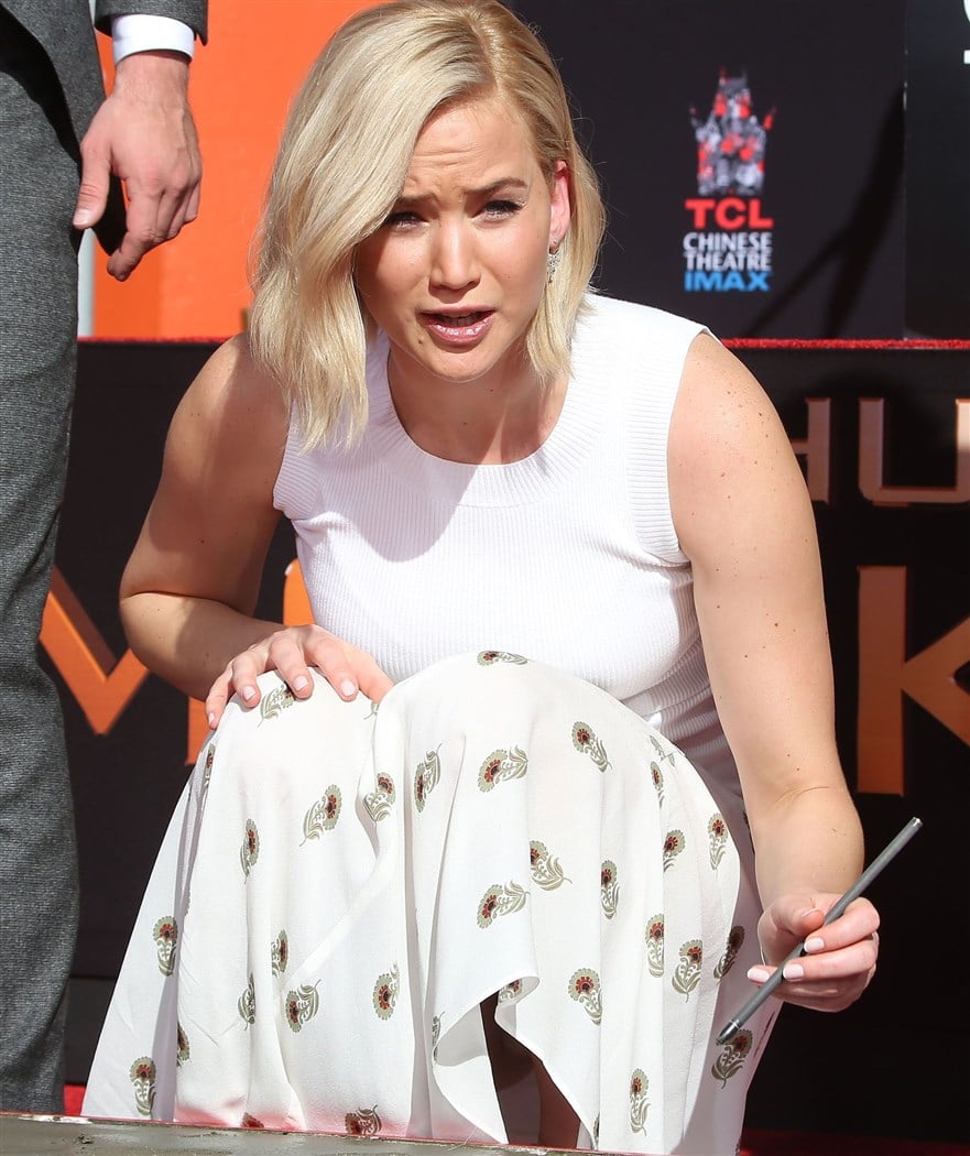Jennifer Lawrence Shows Her Mound In Upskirt Panties Pics
