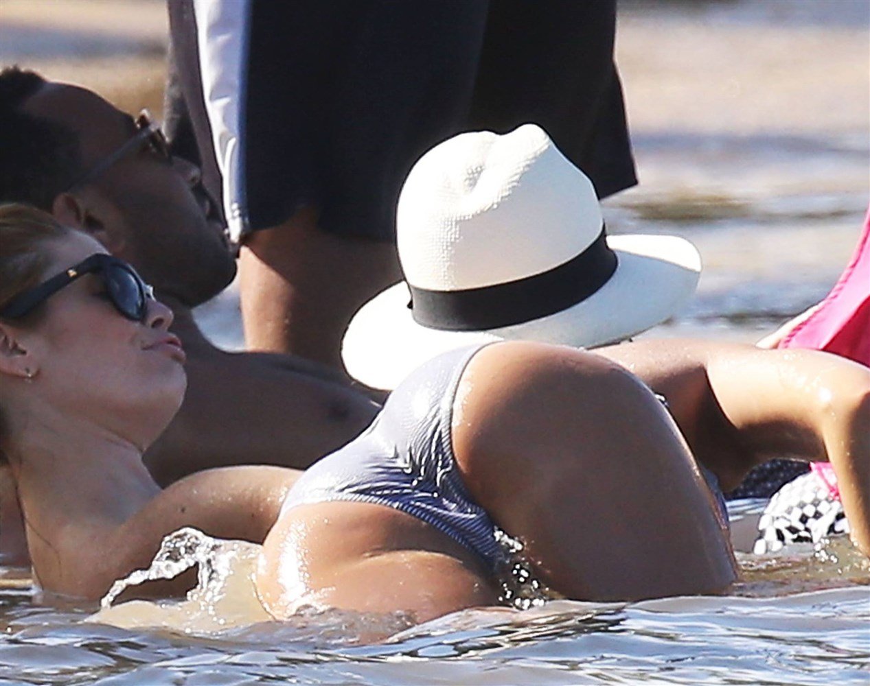 New Pics Of Jessica Alba’s Hard Nips And Tight Ass In A Bikini