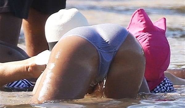 Jessica Alba bikini ass