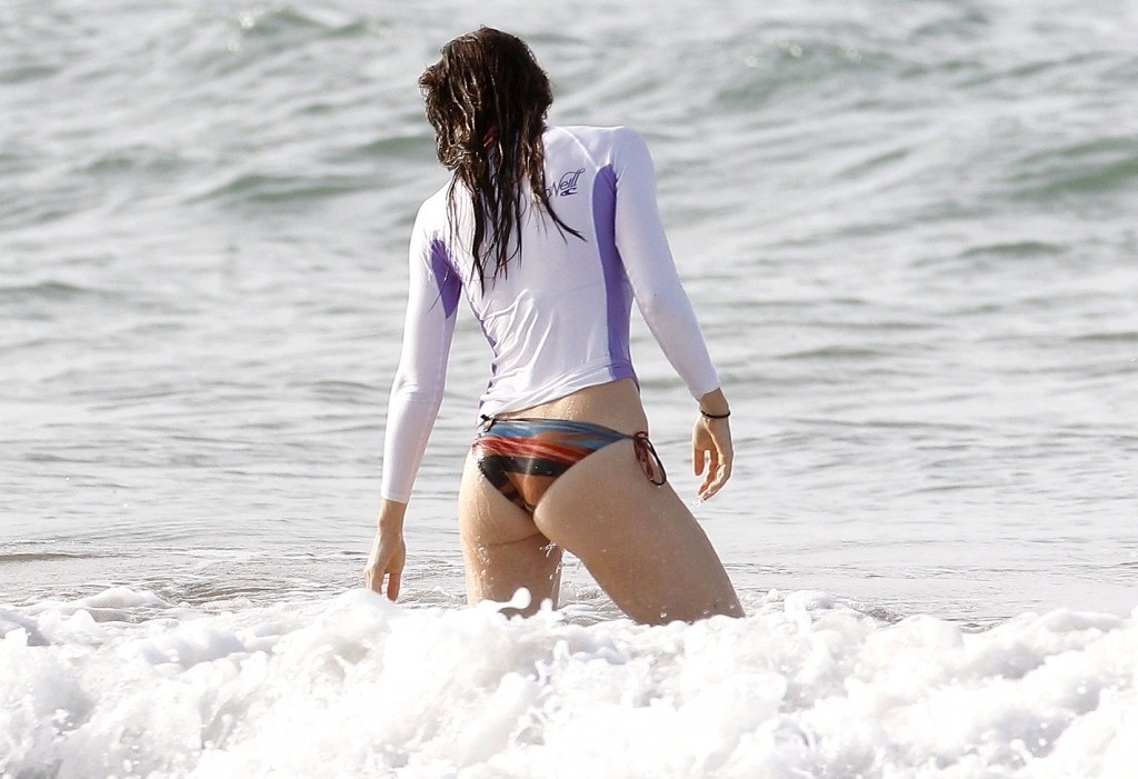 Jessica Biel Shows Off Her Butt In The Ocean