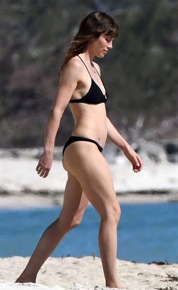 Jessica Biel Shows Off Her Ass Cheeks In A Bikini
