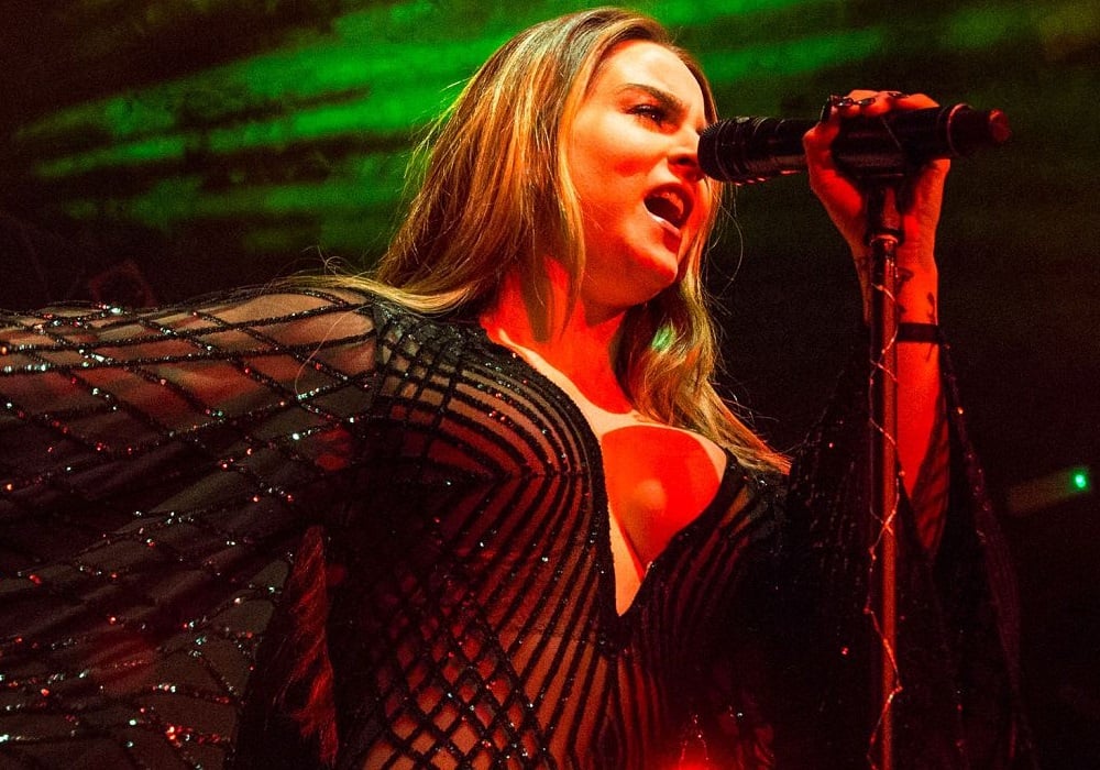 JoJo Takes Her Fat Tits And Ass On Tour In Europe