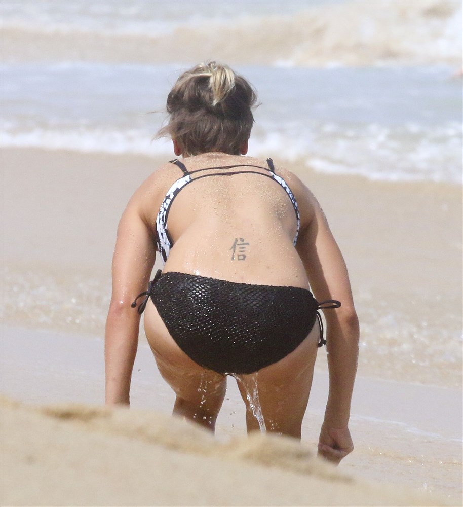 Kaley Cuoco Thick Booty Bikini Beach Pics