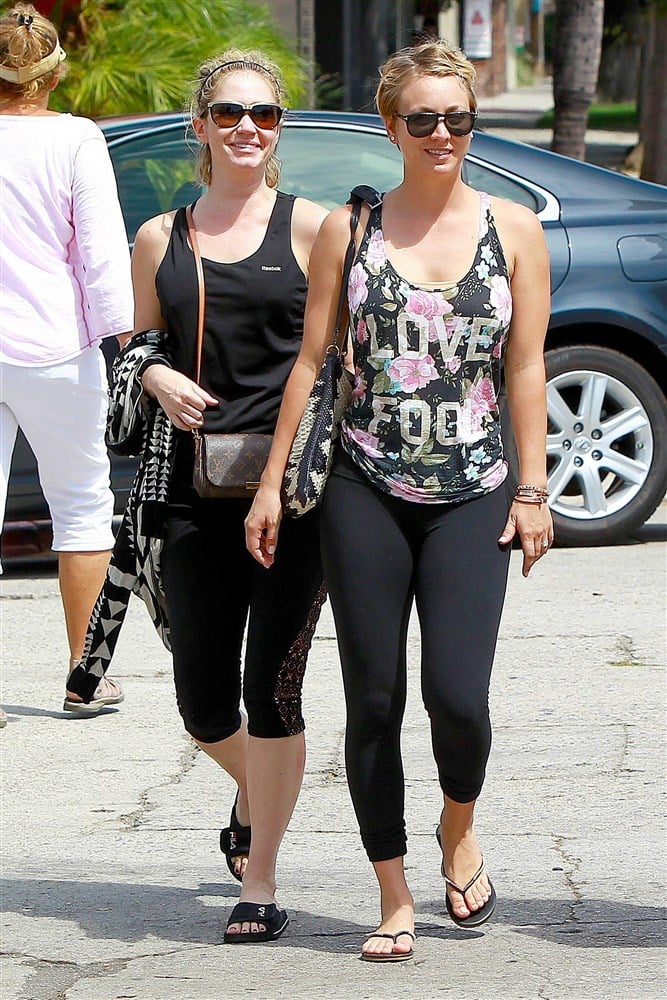Kaley Cuoco’s Plump Butt And Camel Toe In Yoga Pants