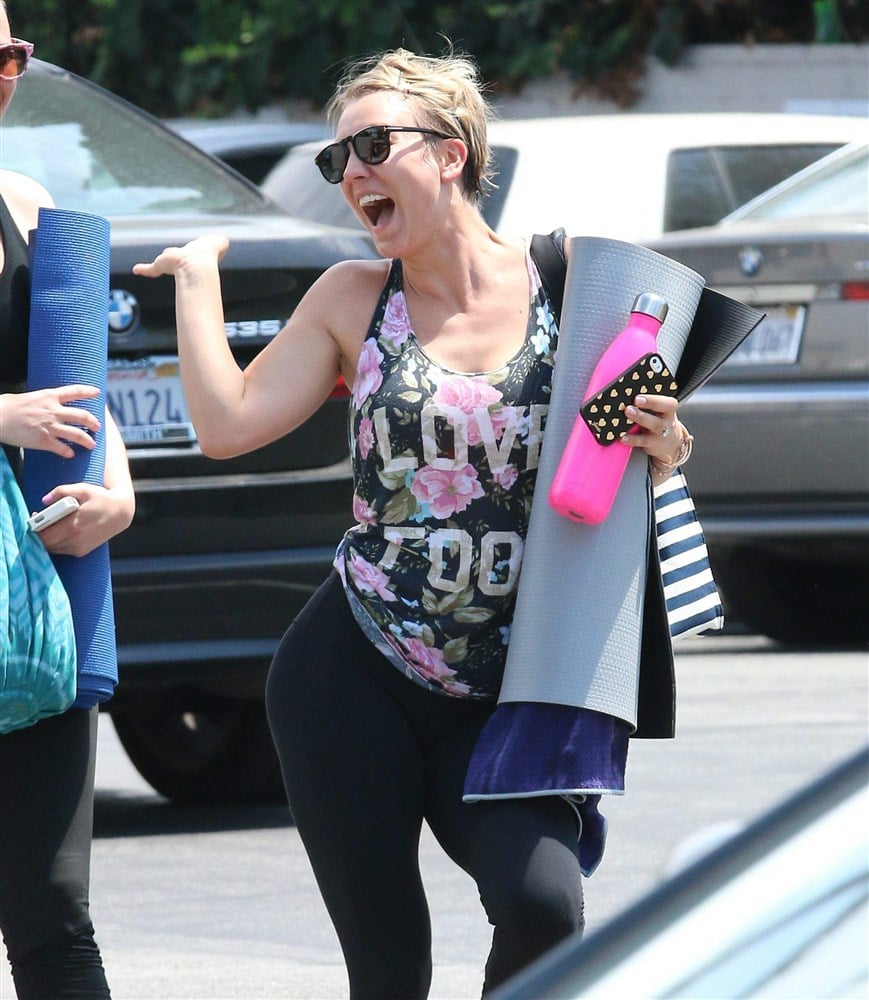Kaley Cuoco’s Plump Butt And Camel Toe In Yoga Pants