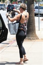 shikra on X: Kaley Cuoco's Plump Butt And Camel Toe In Yoga Pants!!!    / X