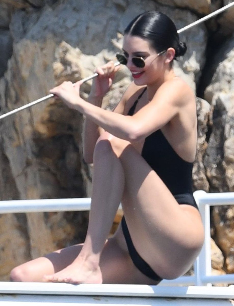 Kendall Jenner Shows Her Tits And Ass At Cannes