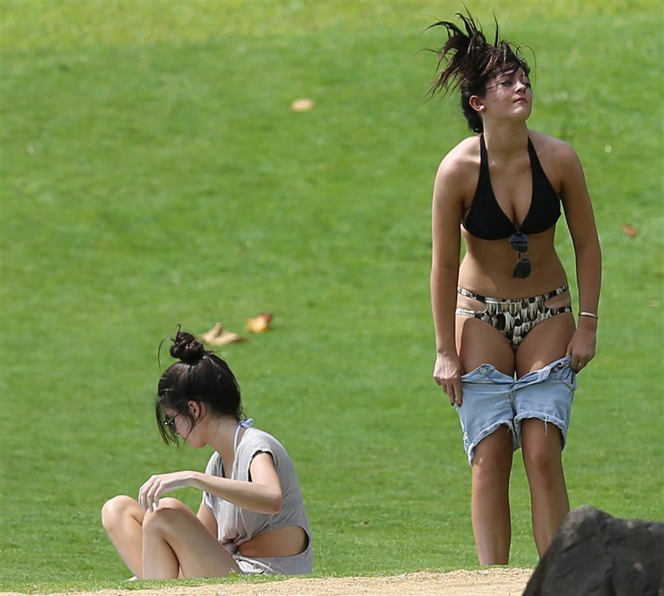 Kendall &amp; Kylie Jenner Bikini Pics