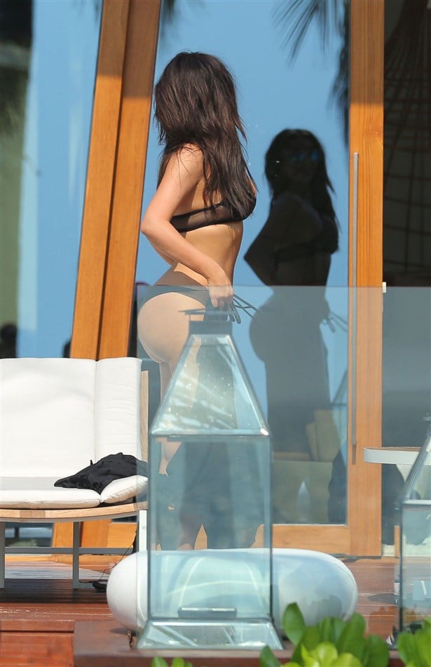 Kim Kardashian In An Ill-Fitting Black Bikini