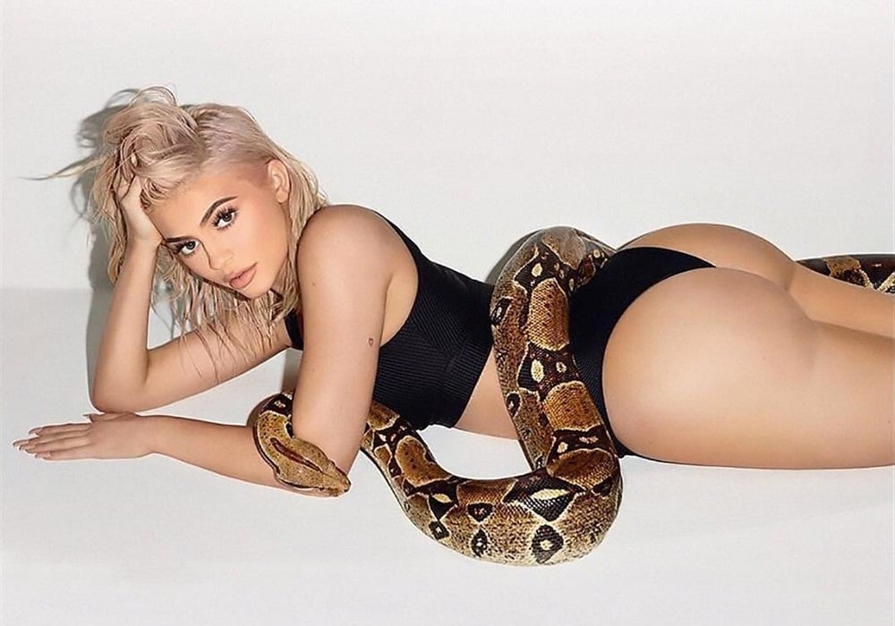 Kylie Jenner Flaunts Her Tits And Ass In Leaked 2017 Calendar Pics 0783