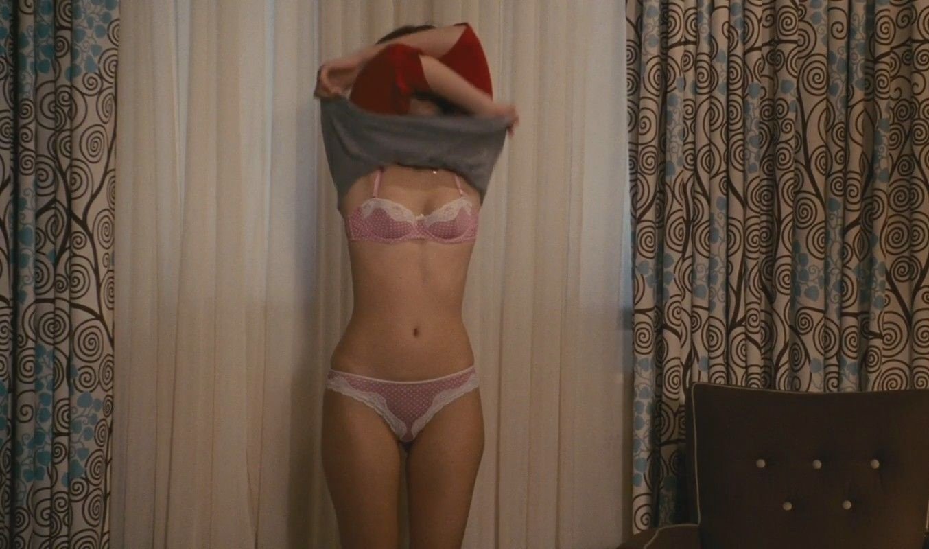 Leighton Meester Stripping To Her Underwear Pics