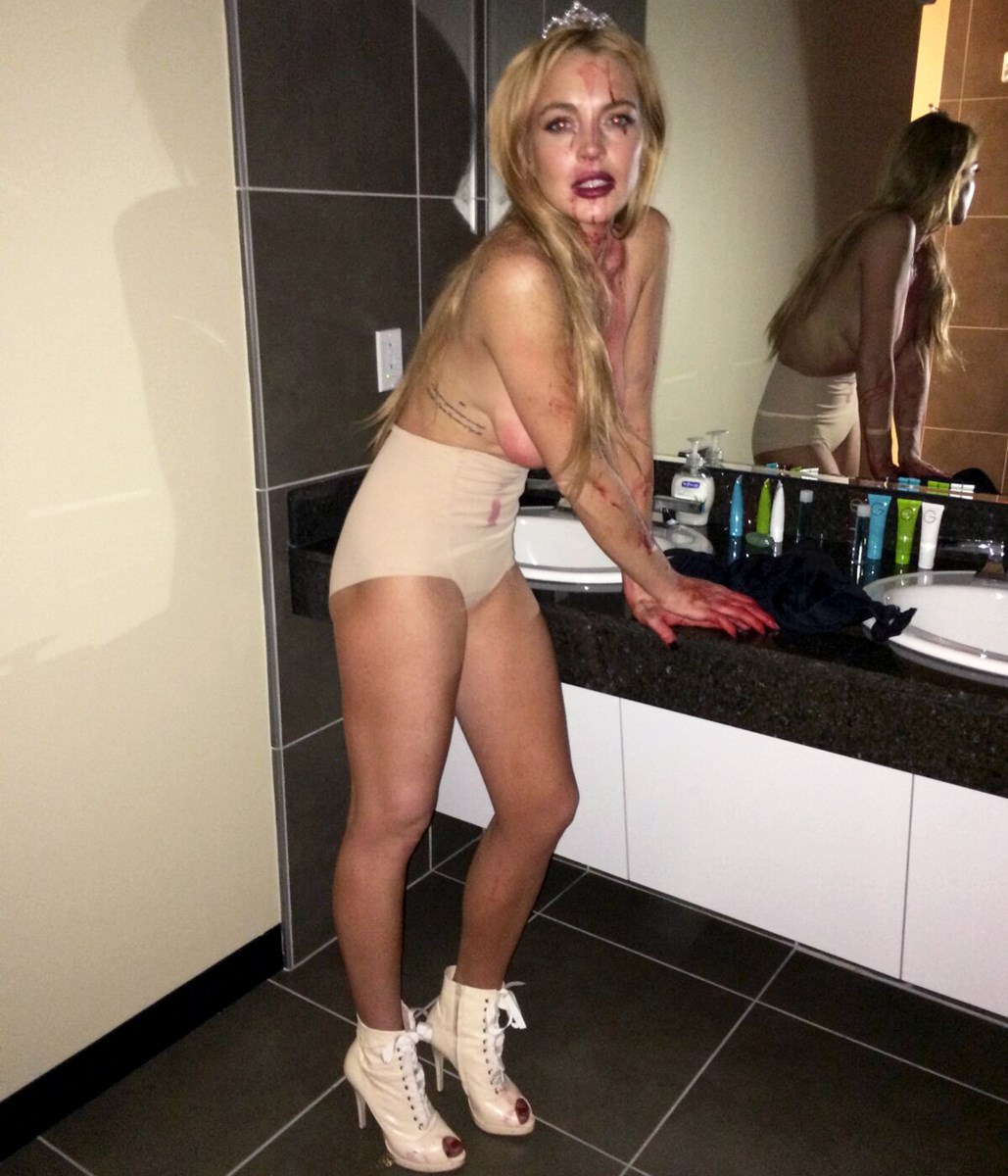 Lindsay Lohan Topless Nude Selfies Leaked