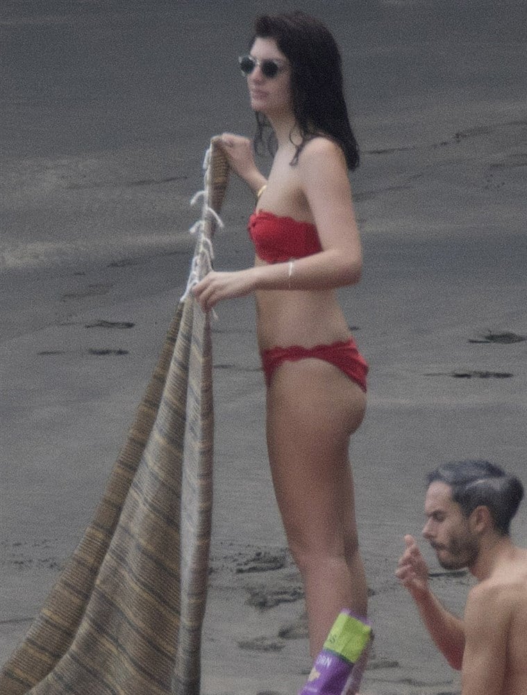 Lorde Shows Off Her Thickness In A Red Bikini