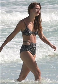200px x 291px - Melissa Benoist In Her Grandma's Bikini At The Beach