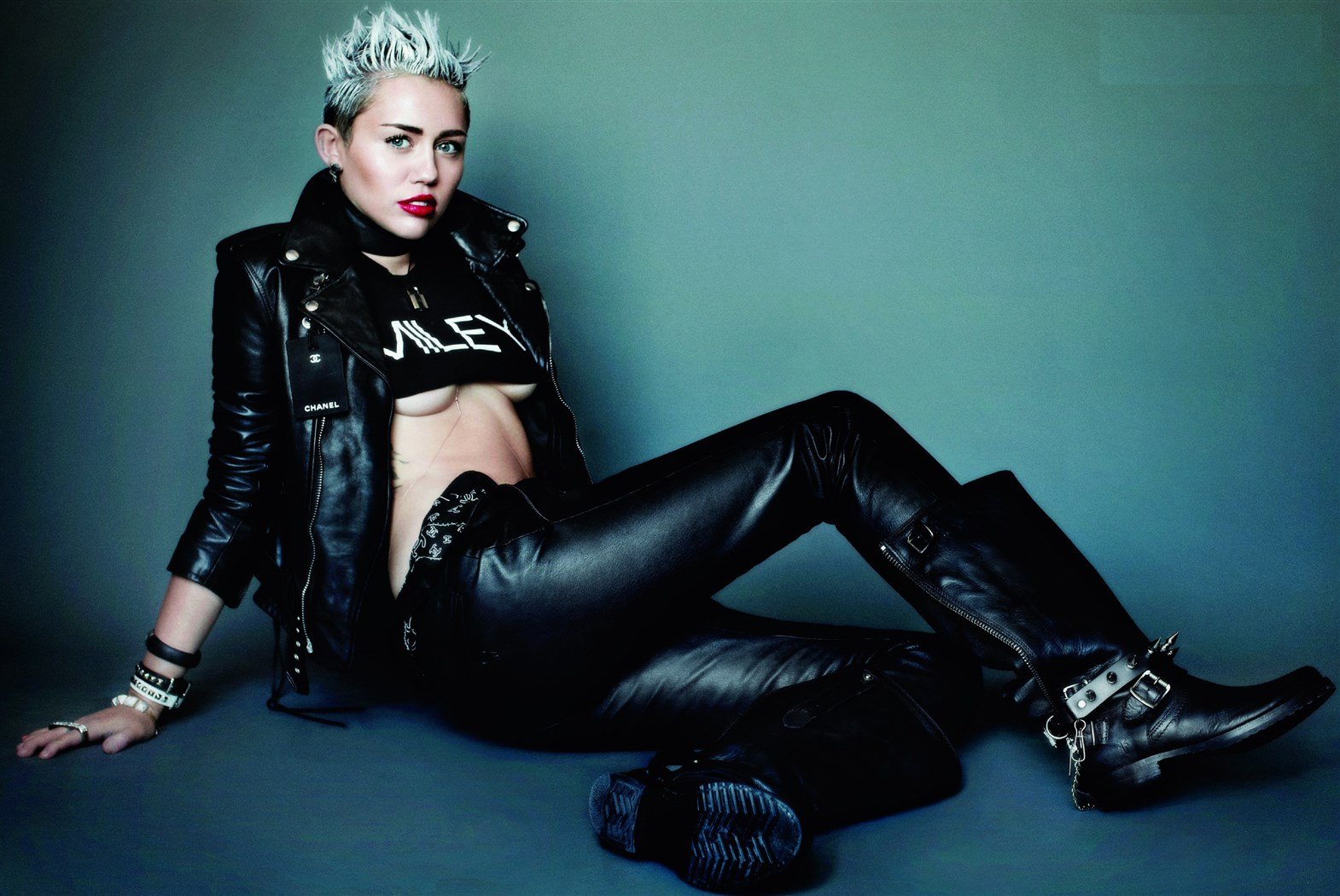 Miley Cyrus Shows Tits &amp; Ass For V Magazine