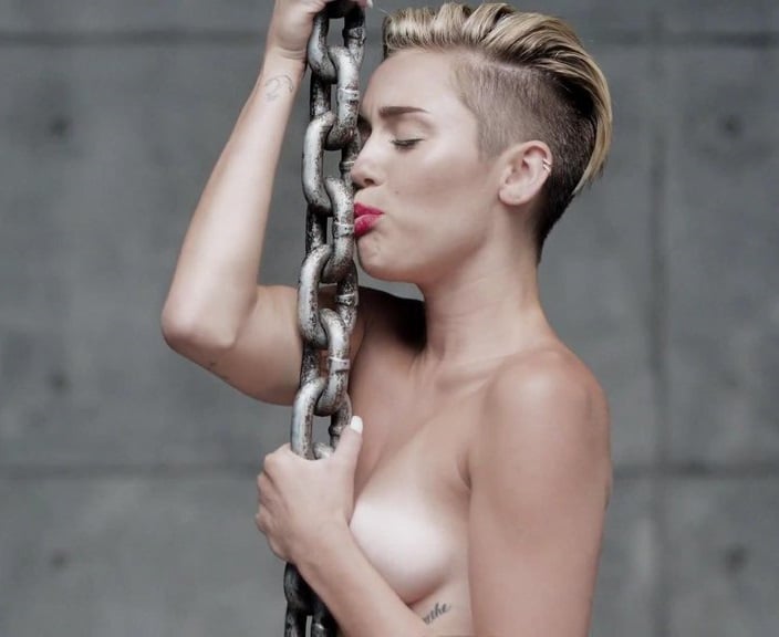 Miley Cyrus Powerful Naked Wrecking Ball Photos.