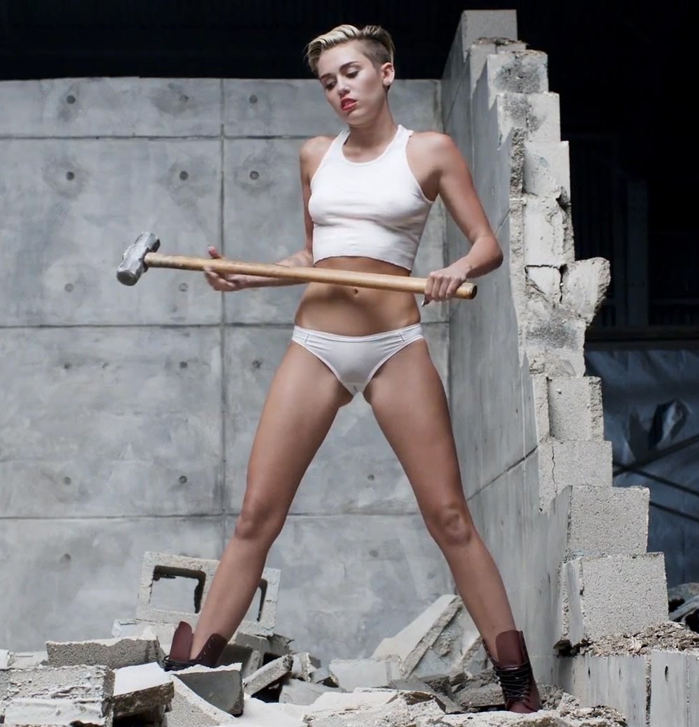 Miley Cyrus Powerful Naked Wrecking Ball Photos