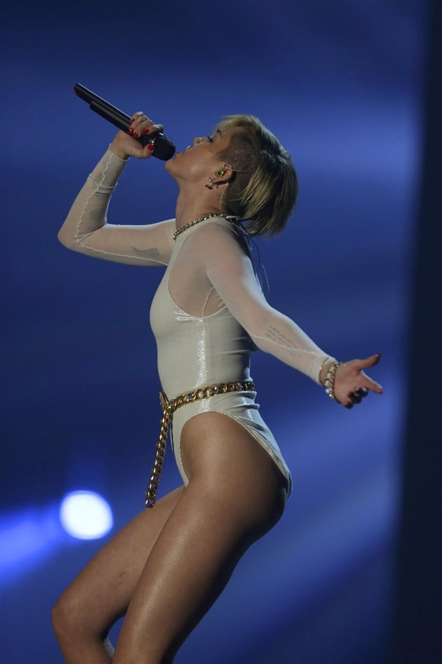 Miley Cyrus Does Drugs Almost Shows Vagina At MTV EMAs