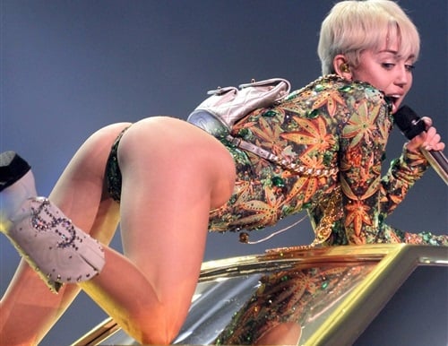 33 Epic Miley Cyrus Pics From Her Bangerz Tour 7891