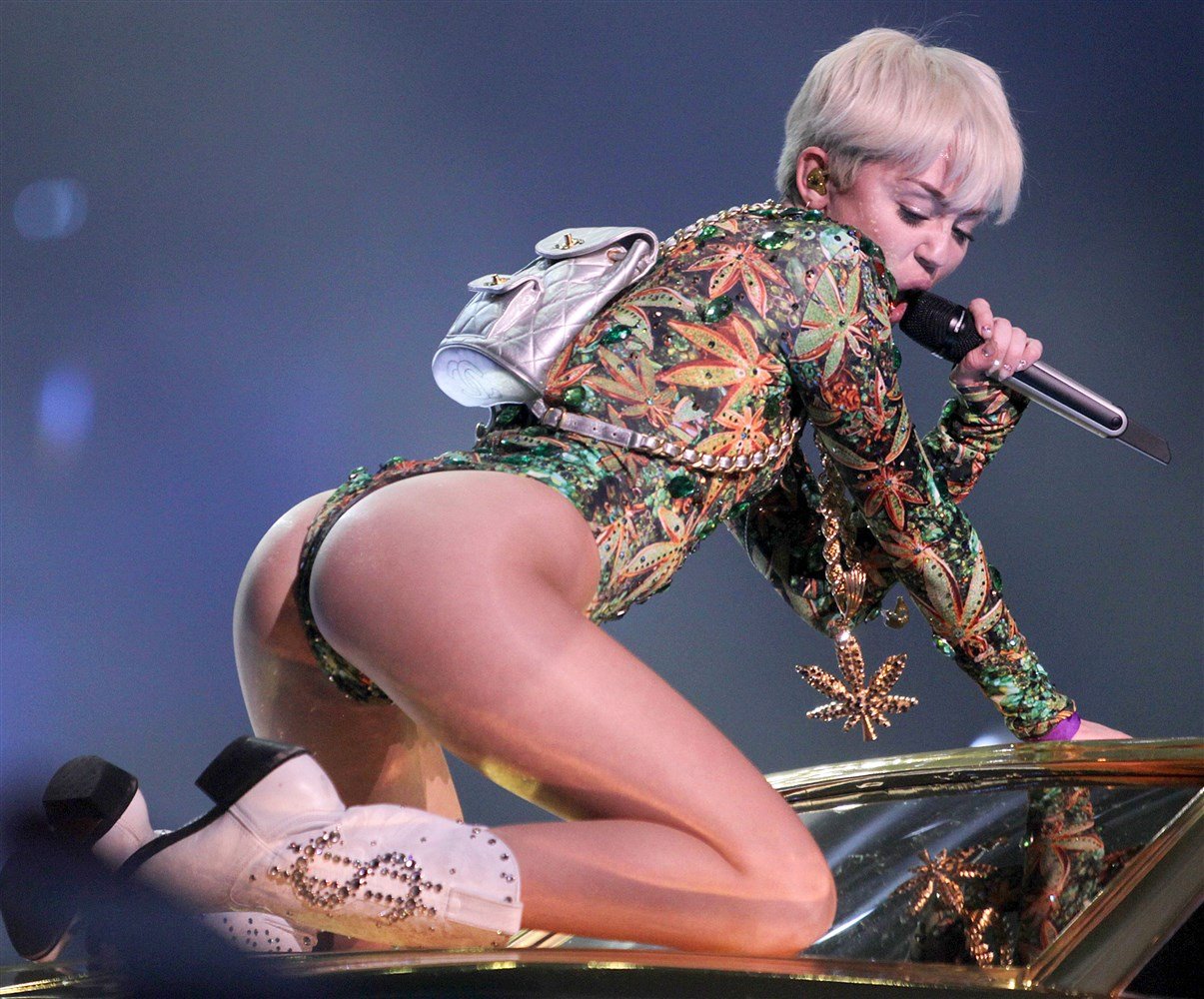 33 Epic Miley Cyrus Pics From Her ‘Bangerz’ Tour