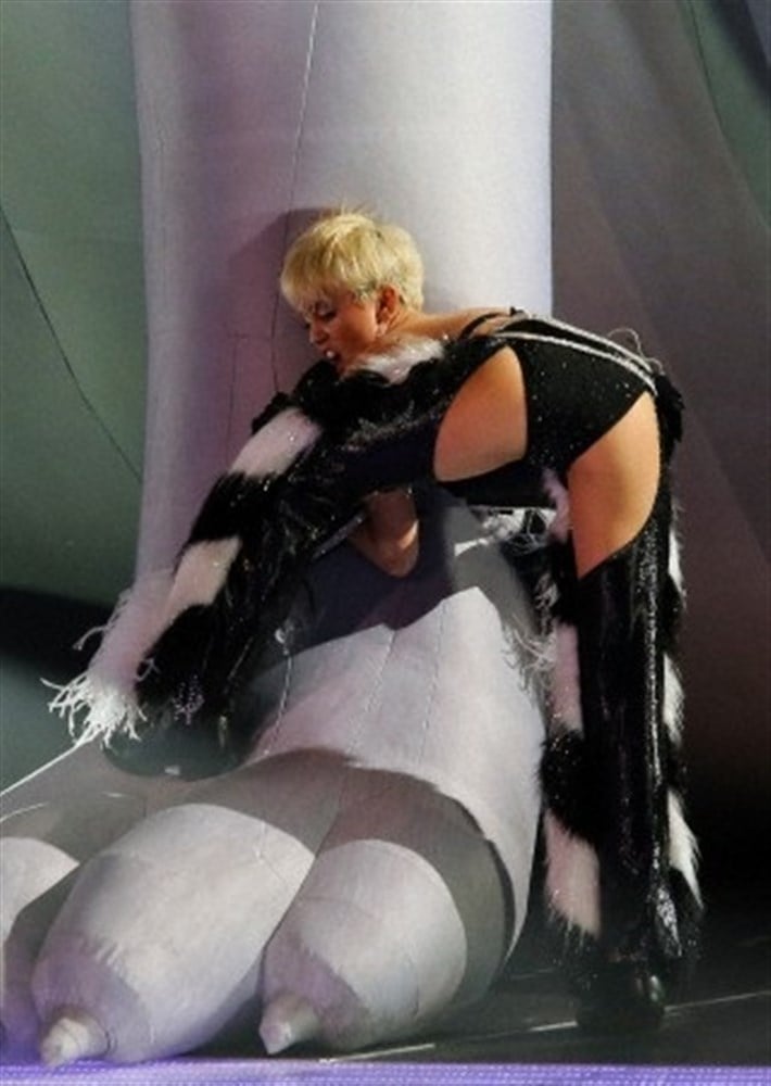 33 Epic Miley Cyrus Pics From Her ‘Bangerz’ Tour