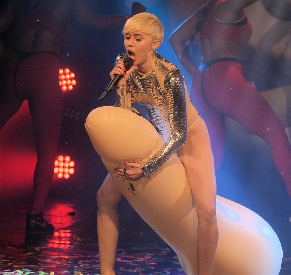 Miley Cyrus Performs Fellatio And Rides A Sex Toy On Stage