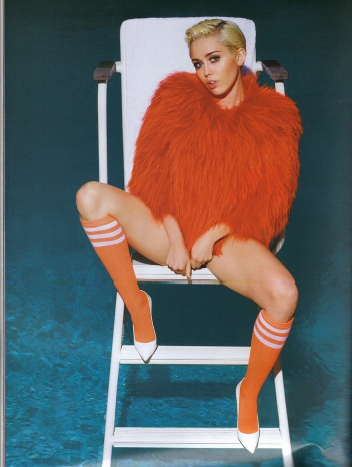 Miley Cyrus Naked In The New Issue Of V Magazine