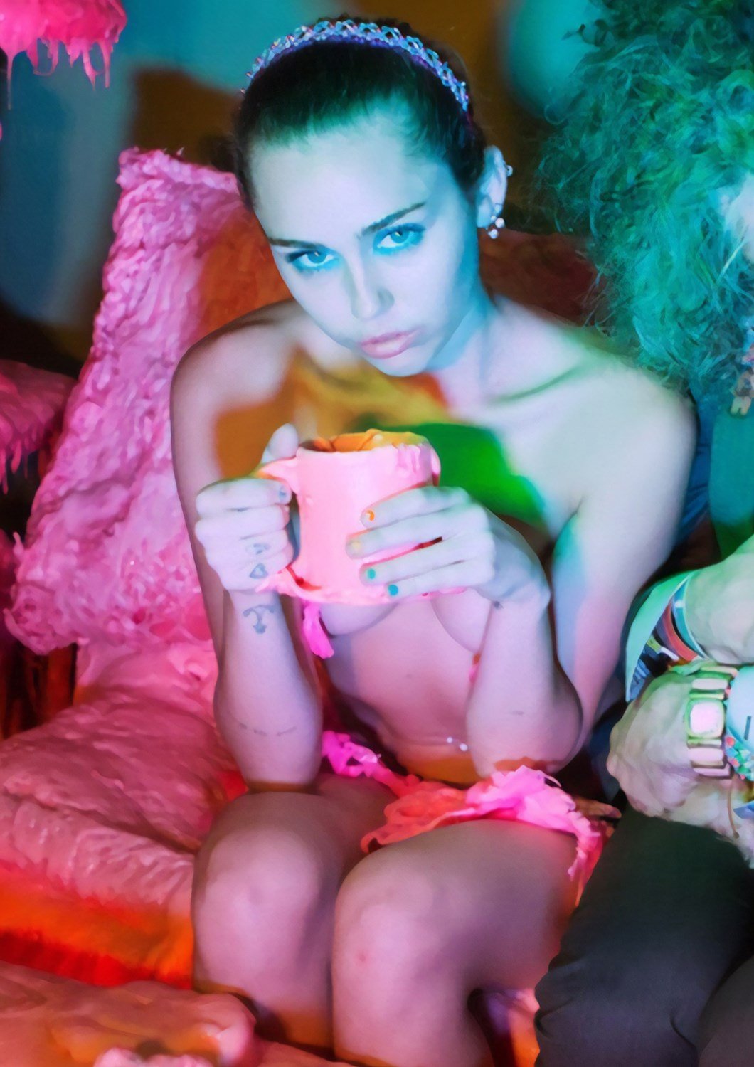 Miley Cyrus Nude Outtakes From Plastik Magazine Leaked
