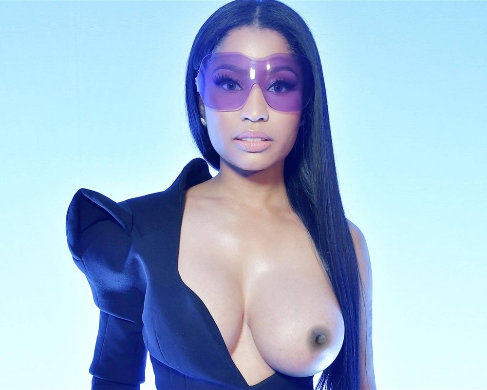 Nicki Minaj Photographed With Her Tit Hanging Out.