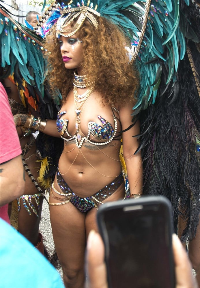Rihanna Twerking Her Newly Fat Ass On Video