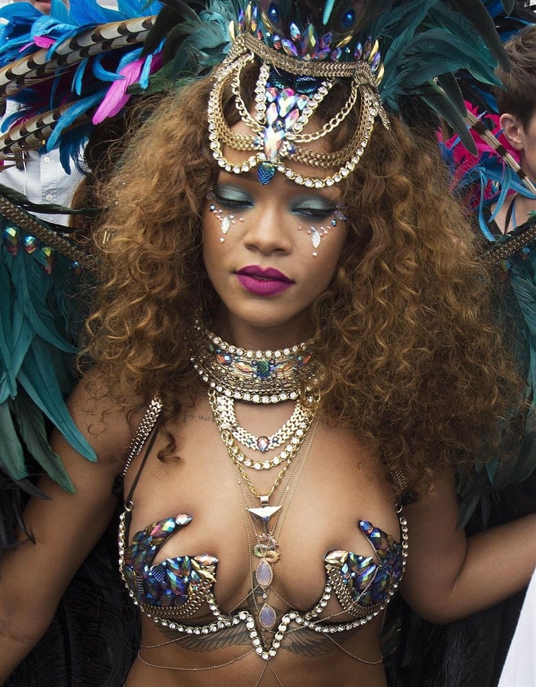 Rihanna Twerking Her Newly Fat Ass On Video