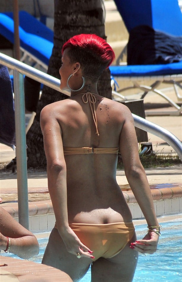 Rihanna Shows Her Butt Crack