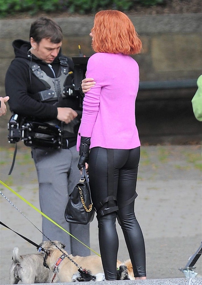 Scarlett Johansson’s Ass In Leather Leggings