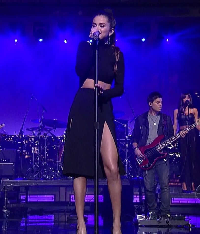 Selena Gomez Shows Her Legs And Stomach On Letterman