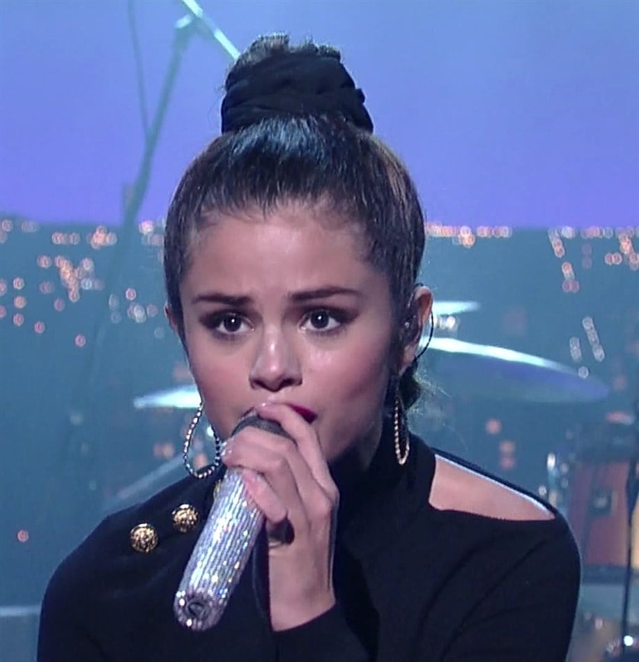 Selena Gomez Shows Her Legs And Stomach On Letterman