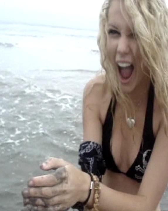Taylor Swift In A Black Bikini Pictures